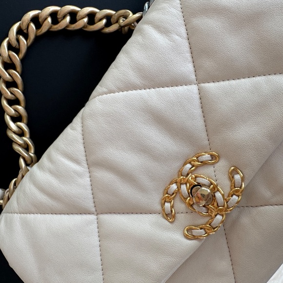 Chanel Medium 19 Flap Bag - Picture 2 of 11